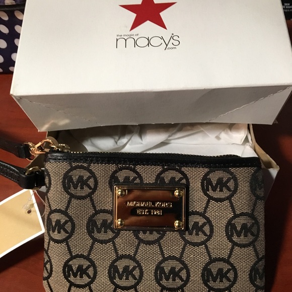 👛NWT Michael Kors Black Monogram Wristlet 👛 - Picture 2 of 4